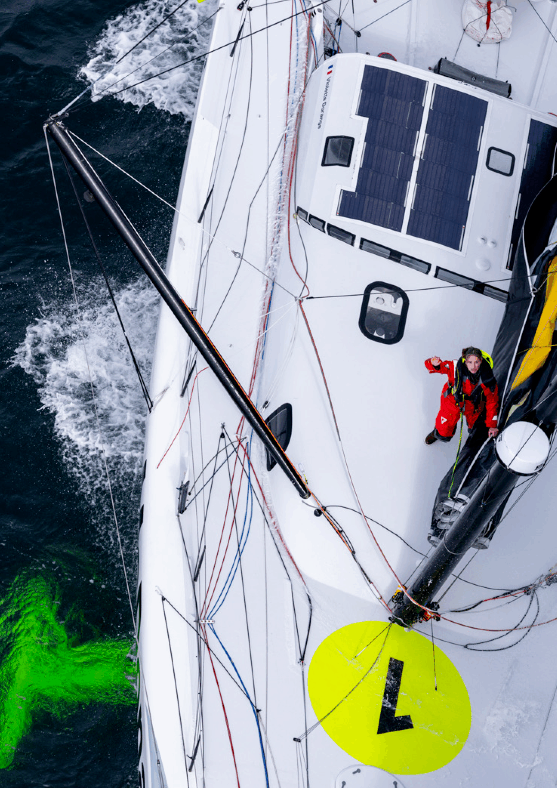 Violette Dorange navigue sur son bateau DeVenir