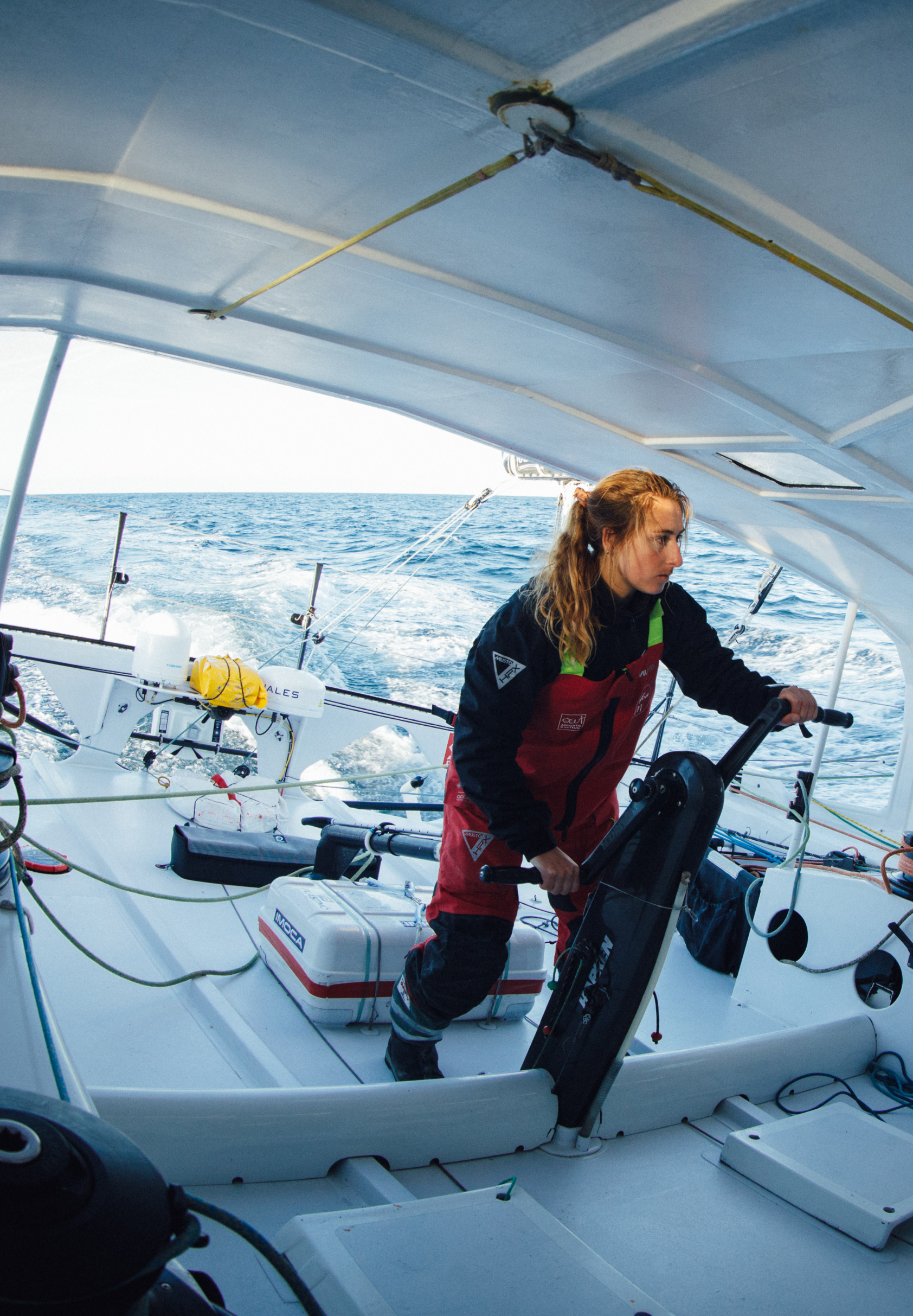 Violette Dorange à la barre de son Imoca DeVenir pendant le Vendée Globe